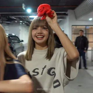 😁 Lisa @KISSABLABLAI Person, Frau, Promi, Idol, K-Pop, Sängerin, Roter Oktopus Spielzeug telegram sticker
