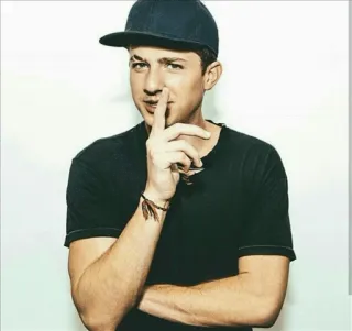 💙 Charlie Puth musiker, sänger, porträt, hut telegram sticker