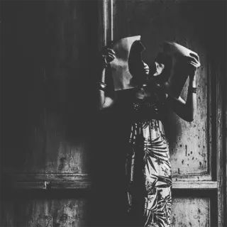 😀 femme, miroir brisé, vintage, noir et blanc, portrait telegram sticker