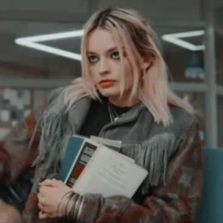 ✨ Maeve Wiley Sex Education 메이브 와일리, 오티스의 비밀 상담소, 청춘 드라마, 책, 넷플릭스, 금발 머리, 캐릭터, TV 프로그램 telegram sticker