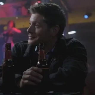 🌑 Dean Winchester Supernatural hombre, cerveza, serie de TV, bebiendo, bar, sobrenatural whatsapp sticker