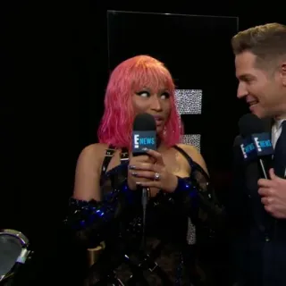🍣 E News Nicki Minaj, E News, Interview, cheveux roses, microphone, célébrité telegram sticker