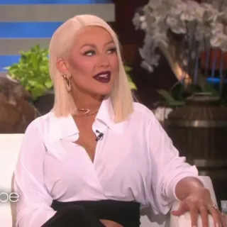 🌦 Christina Aguilera Ellen Show Christina Aguilera, cantante, pelo rubio, celebridad, programa de entrevistas, retrato telegram sticker