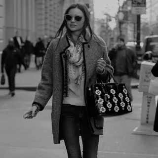 ⚗ Frau, Mode, Stil, Stadt, Sonnenbrille, Mantel, Straße, Schwarzweiß telegram sticker