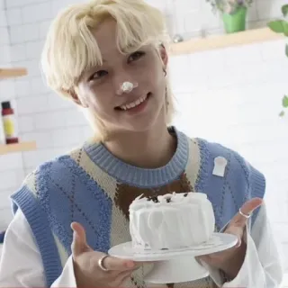 🍰 Felix kpop, idol, celebrity, baking, cake, portrait telegram sticker