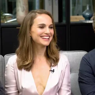 🍄 Natalie Portman atriz, celebridade, mulher, retrato, sorriso, cabelo telegram sticker
