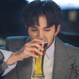 🍺 mężczyzna, picie, piwo, garnitur, alkohol, wewnątrz telegram sticker