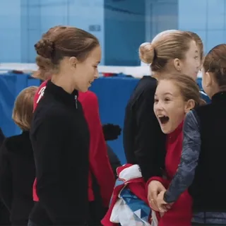 😃 groupe de personnes, patinoire, intérieur, excitation, célébration, équipe telegram sticker