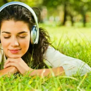 🎧 женщина, наушники, музыка, на улице, трава, слушает, релакс telegram sticker