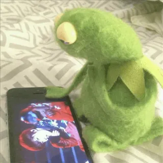 🐸 Kermit kermit o sapo, fantoche, triste, meme, assistindo, celular, tela whatsapp sticker
