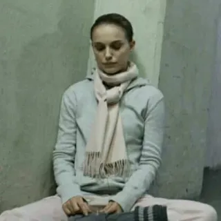 ✨ Natalie Portman mulher, atriz, celebridade, Natalie Portman, meditação, sentada telegram sticker