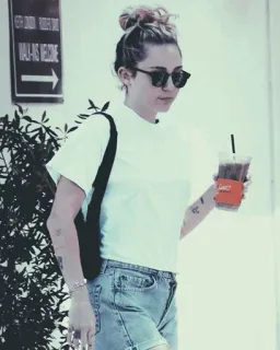 🌚 Miley Cyrus знаменитость, Майли Сайрус, певица, актриса, поп-звезда, солнцезащитные очки telegram sticker