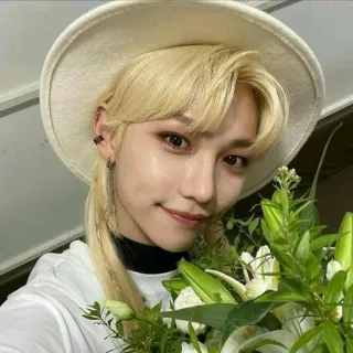 🌿 person, blonde hair, hat, flowers, portrait, smiling telegram sticker
