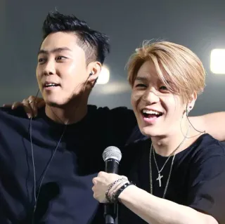 👬 homens, K-pop, música, sorriso, microfone telegram sticker