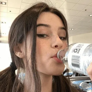 🥥 fille, boire, bouteille d'eau, hydratation telegram sticker