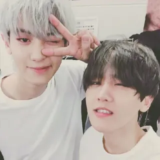 💕 kpop, pop coréenne, idol, chanteur, amitié, signe de paix, selfie telegram sticker