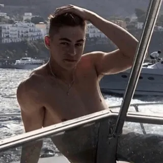 🗝 pria, perahu, bertelanjang dada, laki-laki, orang, Hero Fiennes Tiffin telegram sticker