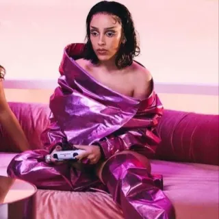 🐚 Doja Cat célébrité, femme, manette de jeu, rose, chanteuse, assise telegram sticker
