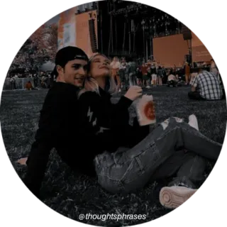 🧺 @thoughtsphrases Paar, Gras, sitzen, Liebe, Beziehung telegram sticker