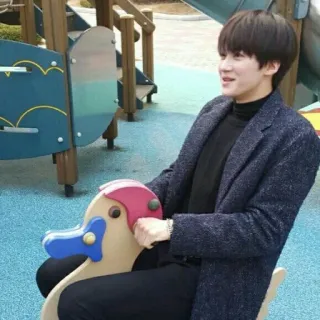 😚 hombre, patio de recreo, pato, juguete, abrigo, parque, aire libre, coreano telegram sticker