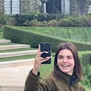 💅 Kendall Jenner женщина, селфи, человек, на улице whatsapp sticker