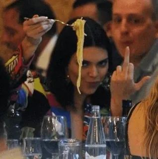 ✨ Kendall Jenner 有名人, 中指, 侮辱的なジェスチャー, スパゲッティ, パスタ, モデル telegram sticker