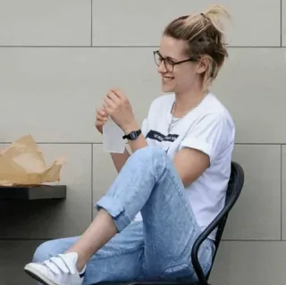 🤍 Kristen Stewart prominente, frau, brille, lässig, sitzend telegram sticker