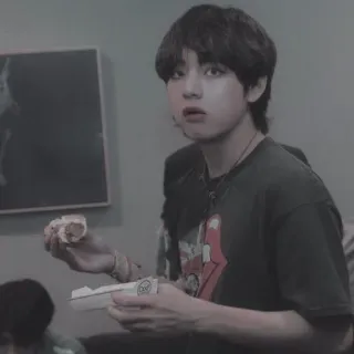 🍒 V kpop, chanteur, homme, manger, nourriture, personne, artiste whatsapp sticker