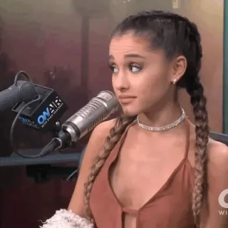 🌃 Ariana Grande คนดัง, นักร้อง, ผมเปีย, สร้อยคอ telegram sticker