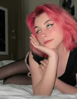 🥰 mulher, cabelo rosa, deitada, retrato, quarto, pose, meia-calça telegram sticker
