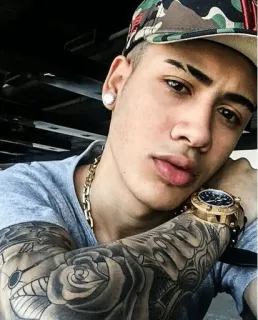 😐 uomo, tatuaggio, catena d'oro, orologio, orecchino telegram sticker