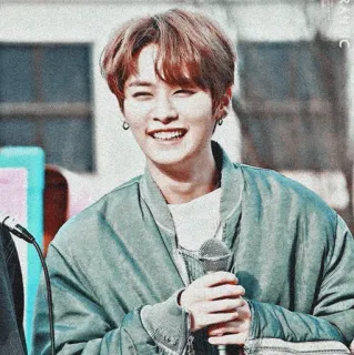 🥀 kpop, penyanyi, pria, tersenyum, anting, mikrofon telegram sticker