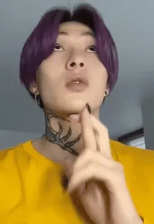 🙏 男性, 紫髪, タトゥー, 黄色いシャツ, イヤリング, ポートレート, 人物 telegram sticker