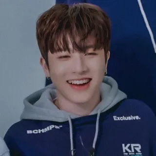 😄 Exclusive. kpop, idol, esclusivo, sorridente, felpa con cappuccio, maschio, asiatico telegram sticker