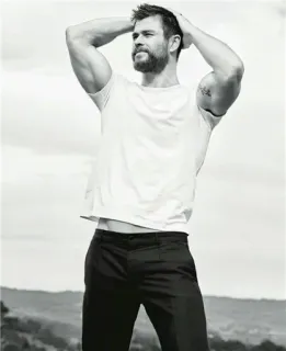 👍 Chris Hemsworth, acteur, homme, célébrité, chemise blanche, barbe, portrait telegram sticker