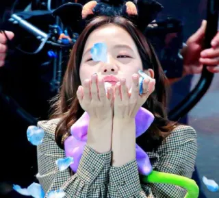 🪄 Jisoo Jisoo, K-pop, kelopak bunga, wanita, selebriti, penyanyi whatsapp sticker