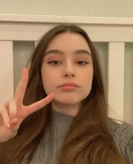 ✌️ ผู้หญิง, ผู้หญิง, สัญลักษณ์สันติภาพ, เซลฟี่, ภาพเหมือน, น่ารัก, ผมสีน้ำตาล telegram sticker