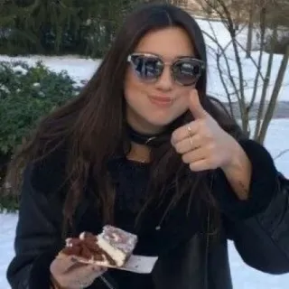 👍 женщина, торт, солнцезащитные очки, большой палец вверх, еда, зима, снег telegram sticker