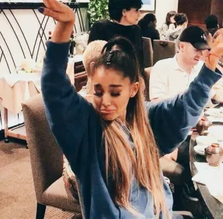 😂 Ariana Grande celebryta, piosenkarka, kobieta, płacz, emocje, mem telegram sticker