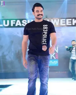 😉 ALLU FASHION WEEK moda, modelo, pasarela, hombre, pista, camiseta, vaqueros telegram sticker