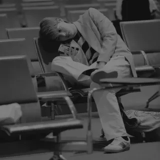 🌪 personne, aéroport, endormi, fatigué, salle d'attente, niveaux de gris telegram sticker
