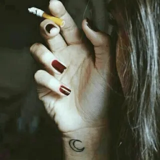🚬 sigaretta, fumare, mano, tatuaggio, luna, smalto, dita telegram sticker