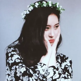 🕊 mujer, retrato, corona de flores, floral, triste telegram sticker
