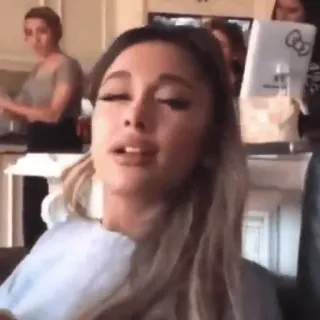 👩‍🦯 Ariana Grande célébrité, chanteuse, femme, cheveux blonds, maquillage, portrait telegram sticker
