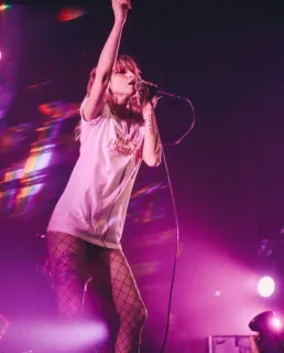 ❤️‍🔥 Hayley Williams cantor, apresentação, música, Paramore, concerto telegram sticker
