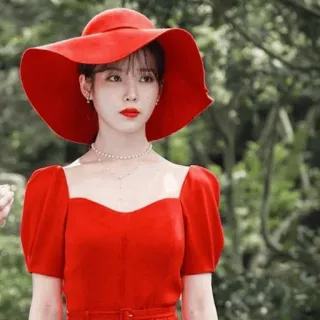 🏨 IU IU, Koreanisch, Schauspielerin, Sängerin, rotes Kleid, roter Hut, Promi telegram sticker