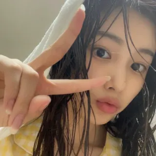 ✌️ Femme, Selfie, Asiatique, Portrait, Cheveux mouillés, Signe de paix, Geste telegram sticker