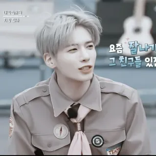 👒 요즘 잘나가 그 친구들 있제 мужчина, человек, кореец, мужской, блондин, на улице telegram sticker