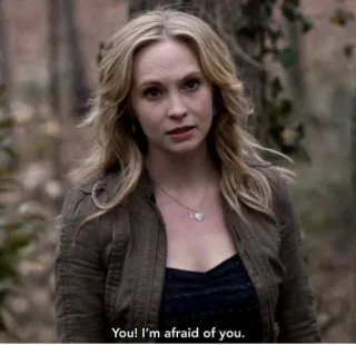 😒 Caroline Forbes The Vampire Diaries You! I'm afraid of you. TV 쇼, 뱀파이어, 금발, 무서운, 두려움, 여자 telegram sticker