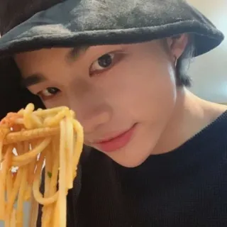🍫 pessoa, comendo, espaguete, comida, refeição whatsapp sticker